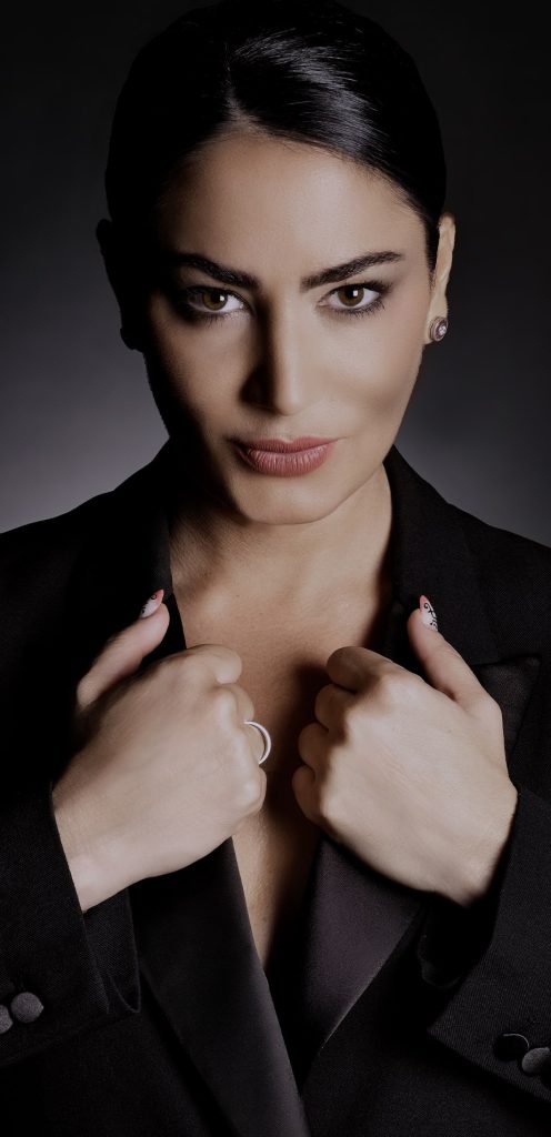 Estefanía Armendáriz, Agente Inmobilaria